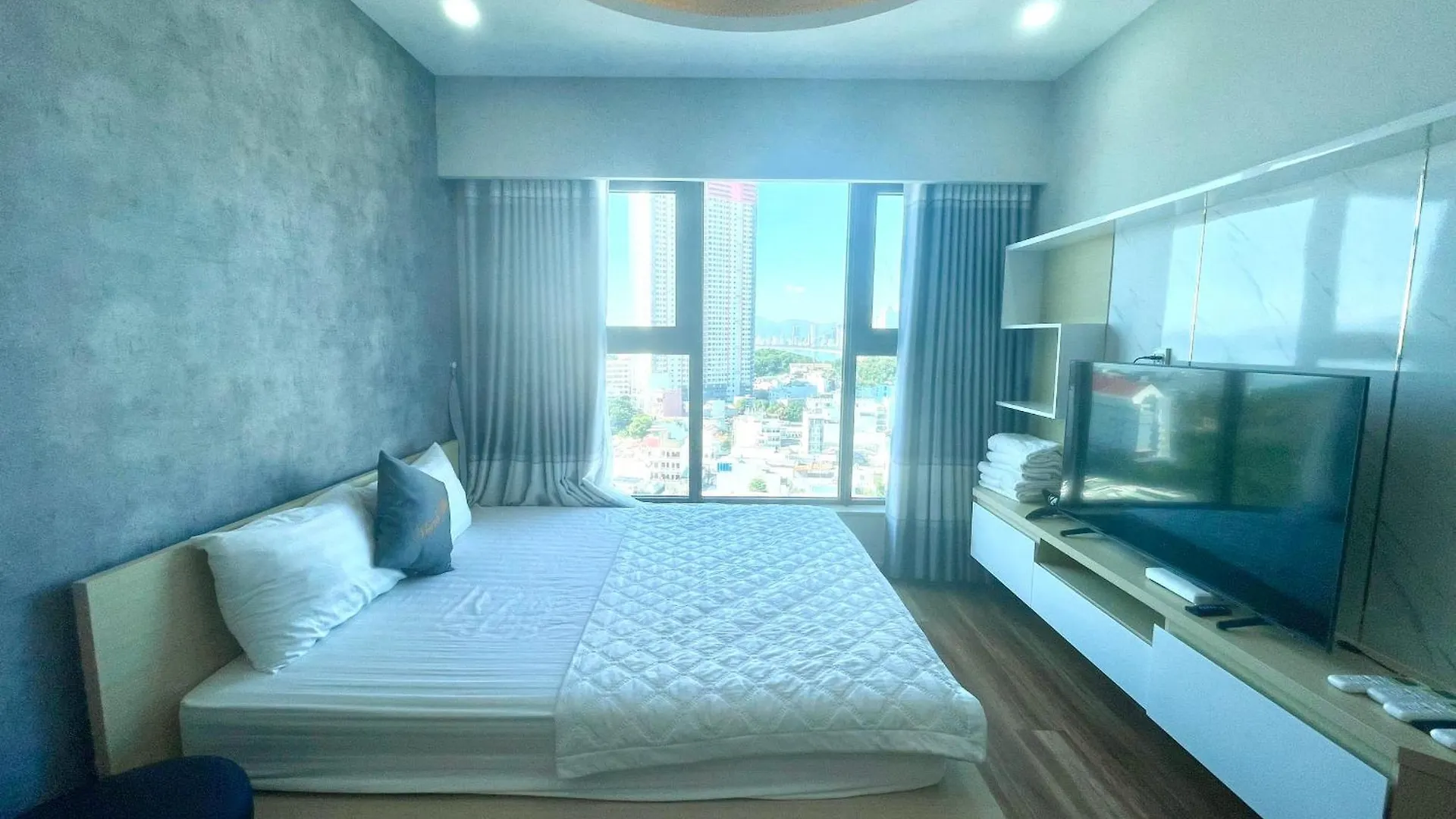 Hon Chong Oceanfront Luxury Apartment Нячанг