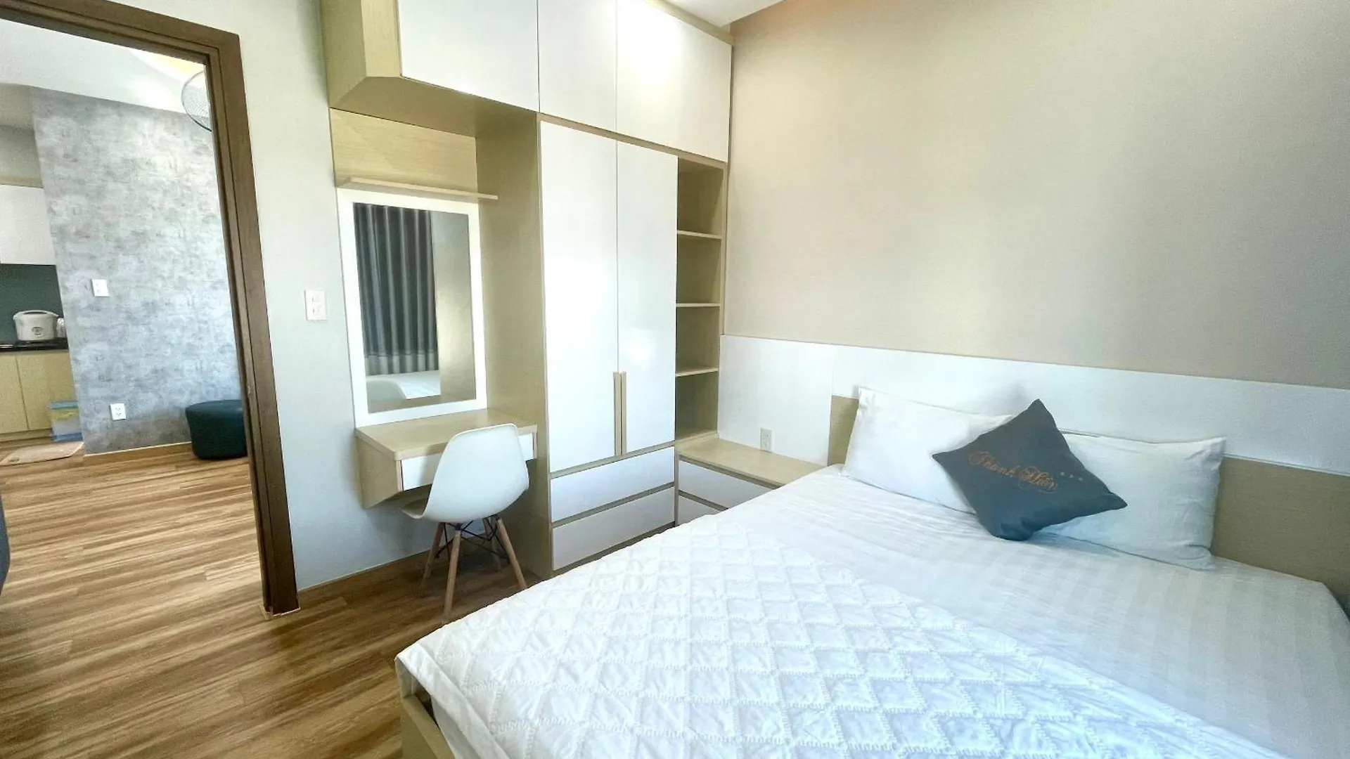 Hon Chong Oceanfront Luxury Apartment Нячанг