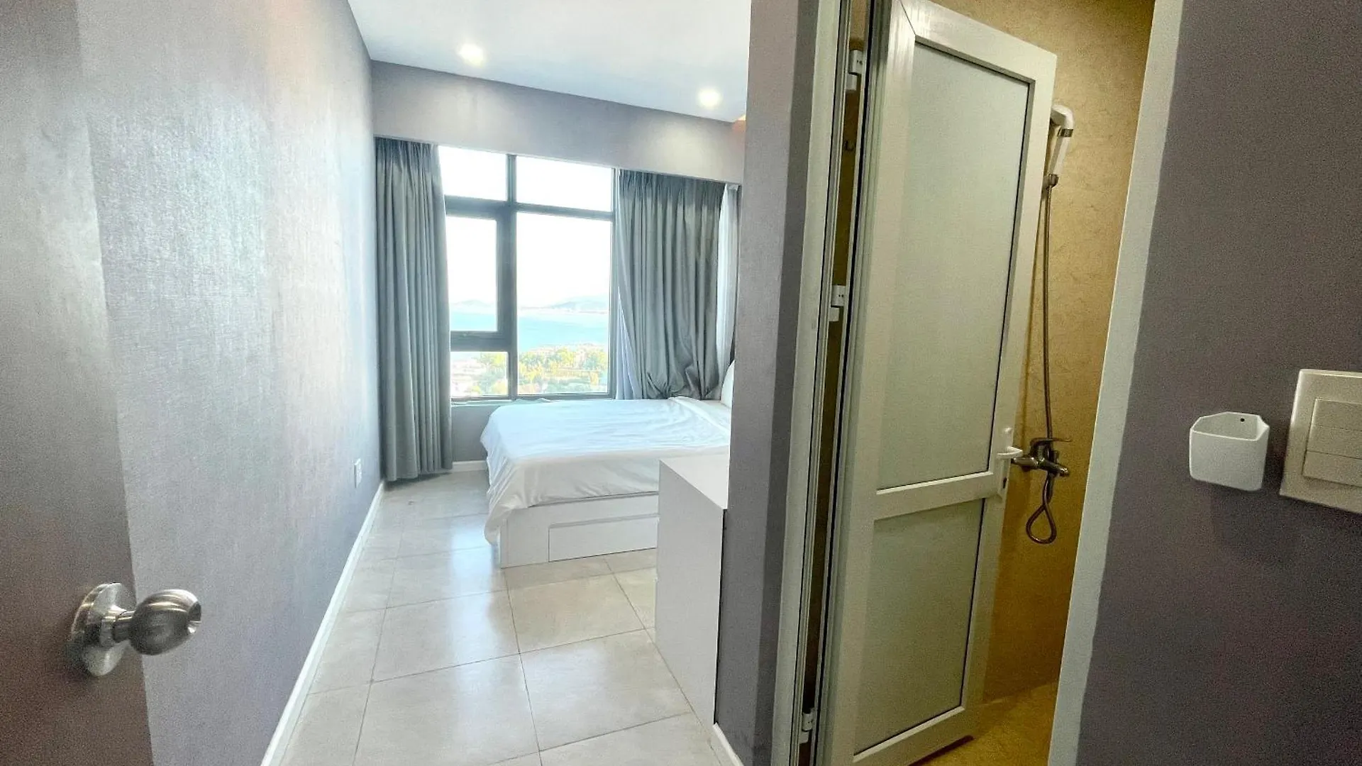 Hon Chong Oceanfront Luxury Apartment Нячанг