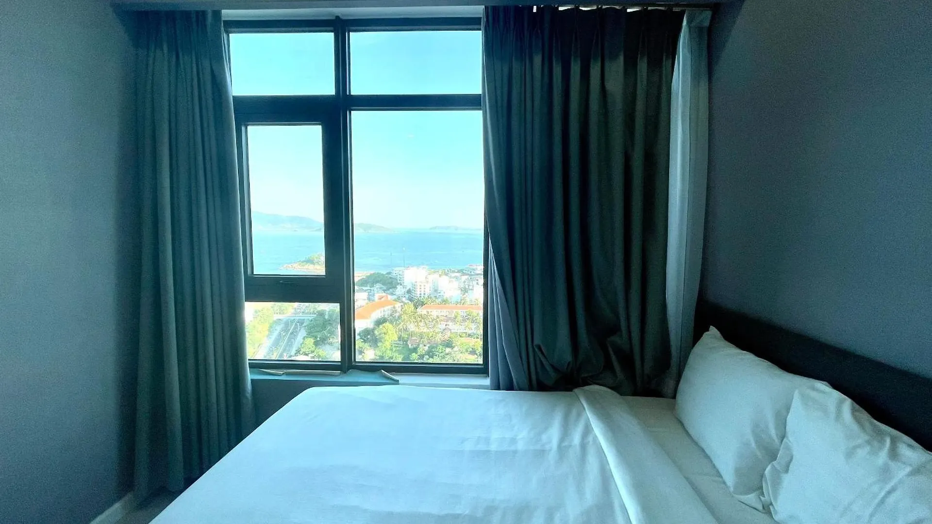 Hon Chong Oceanfront Luxury Apartment Нячанг