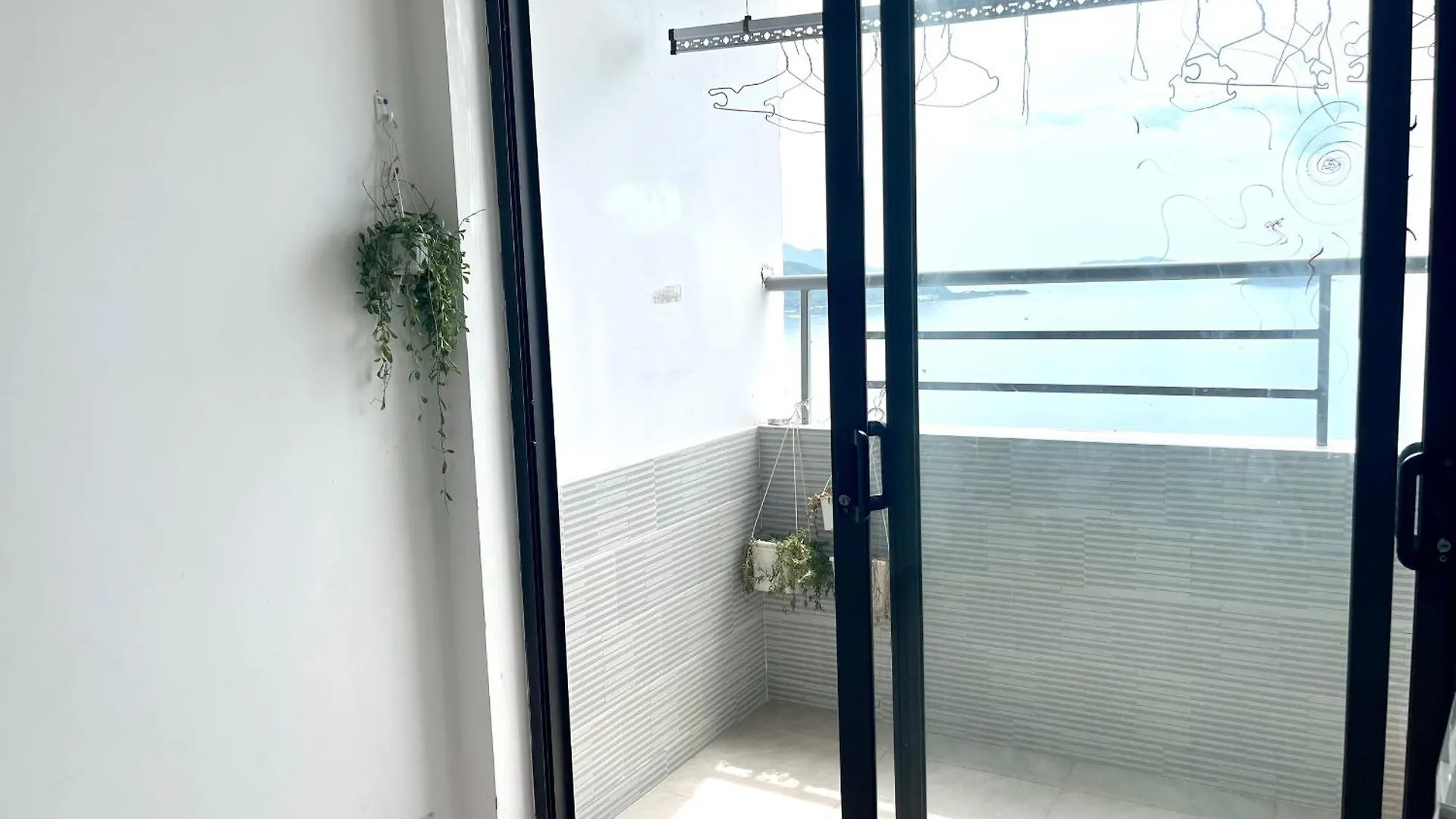 Hon Chong Oceanfront Luxury Apartment Нячанг