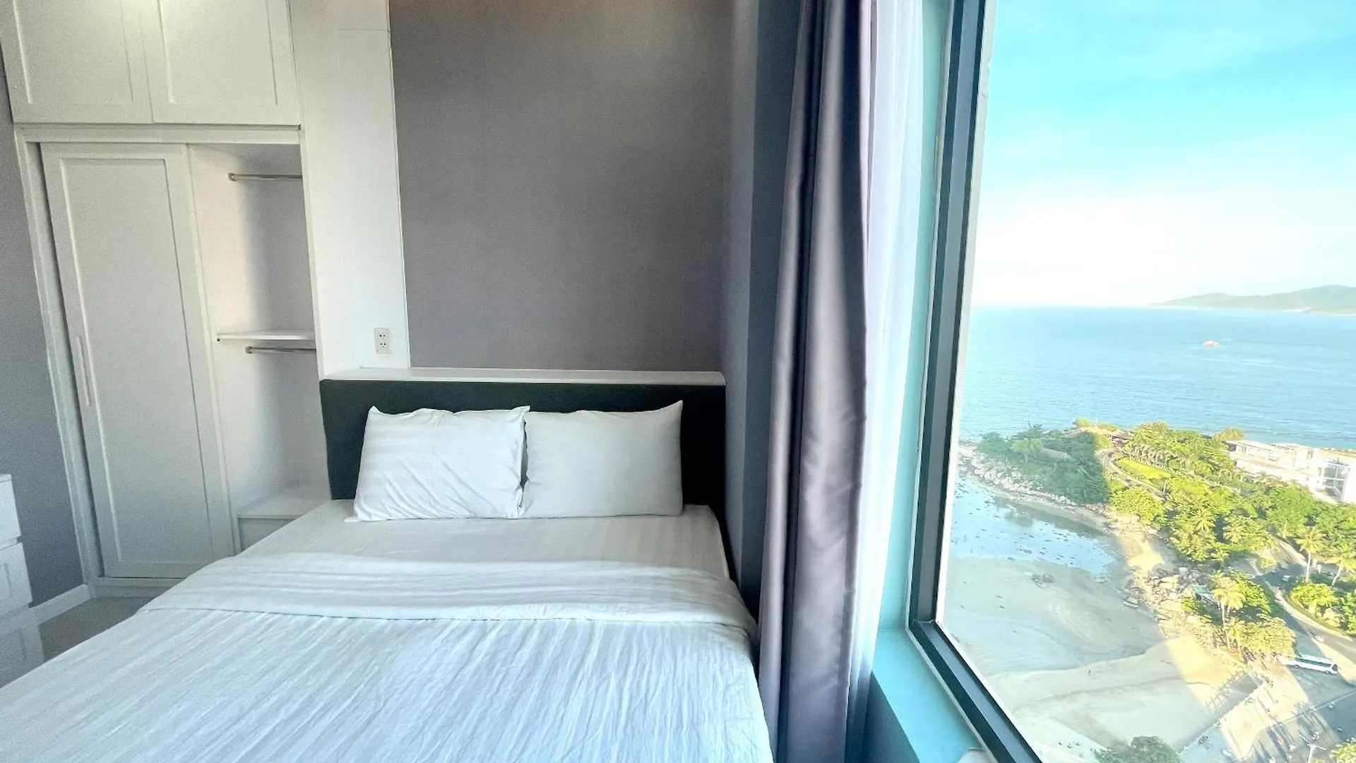 Hon Chong Oceanfront Luxury Apartment Нячанг