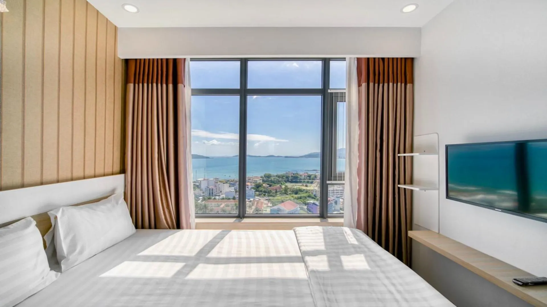 Hon Chong Oceanfront Luxury Apartment Нячанг